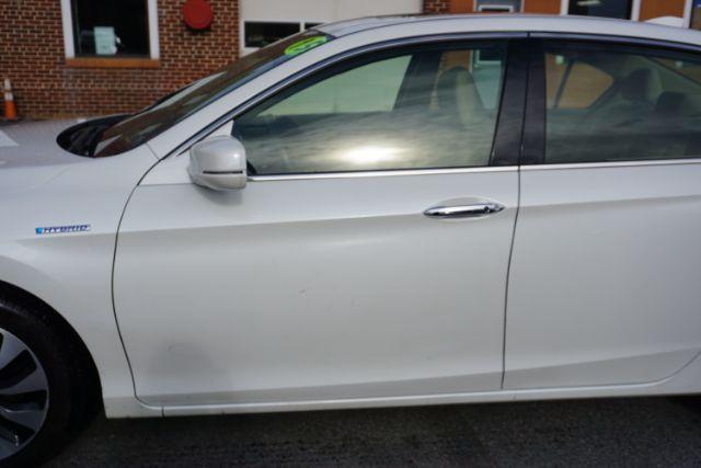 2017 White Orchid Pearl /Ivory Honda Accord Hybrid EX-L (JHMCR6F59HC) with an 2L I-4 DOHC engine, located at 312 Centre Ave, Schuylkill Haven, PA, 17972, (570) 593-5278, 40.638130, -76.177383 - Photo#5