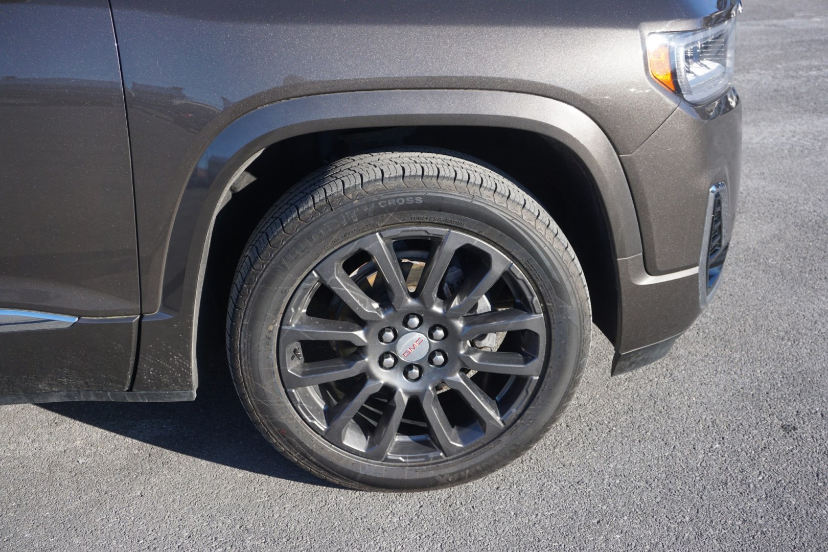 2020 Satin Steel Metallic /Dark Galvanized/Light Shale GMC ACADIA DENALI (1GKKNXLS7LZ) with an 3.6L V-6 gasoline direct injection engine, located at 312 Centre Ave, Schuylkill Haven, PA, 17972, (570) 593-5278, 40.638130, -76.177383 - Photo#23