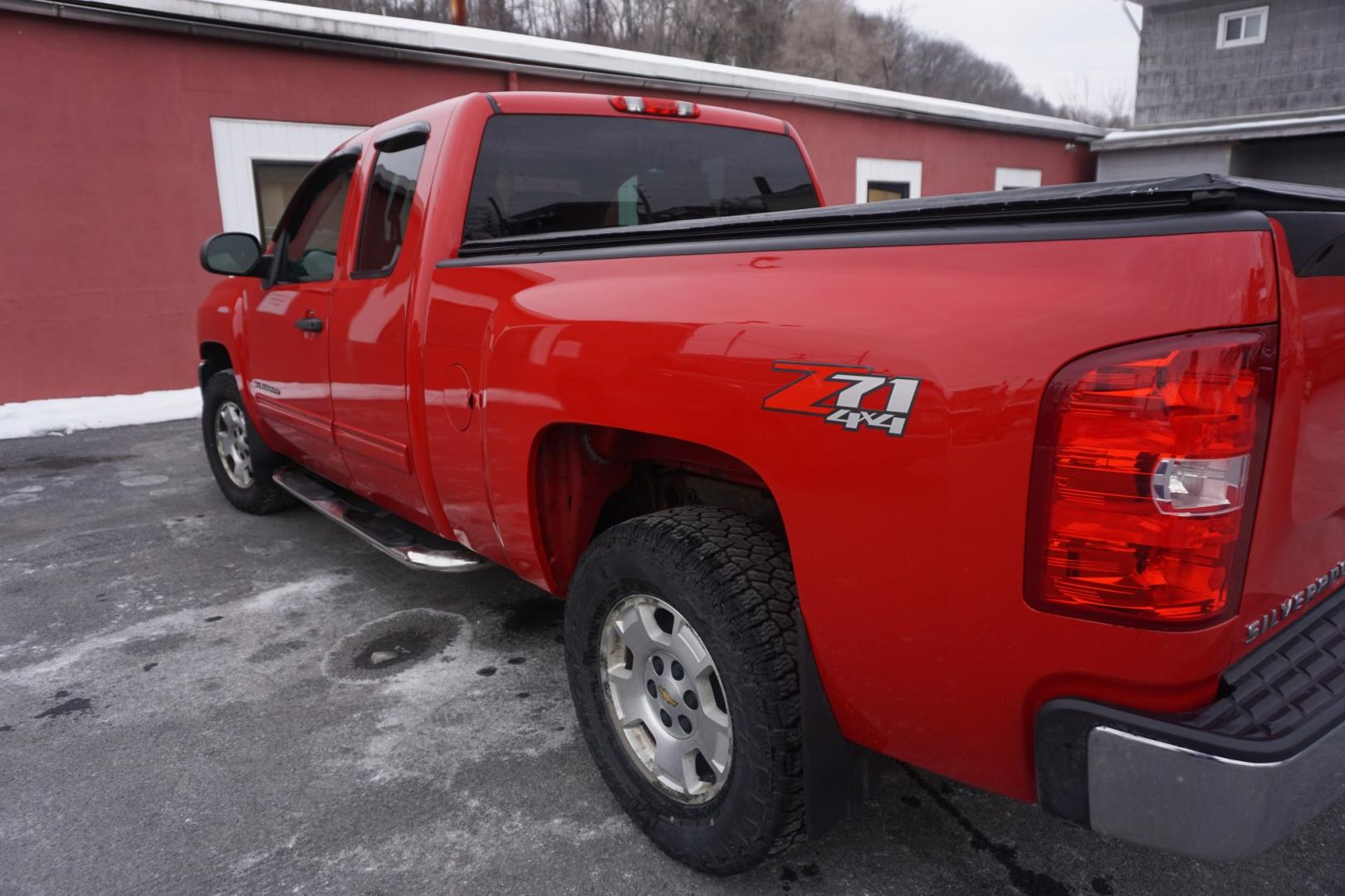 2013 Victory Red CHEVROLET SILVERADO 1500 LT (1GCRKSE78DZ) , located at 312 Centre Ave, Schuylkill Haven, PA, 17972, (570) 593-5278, 40.638130, -76.177383- Photo#9