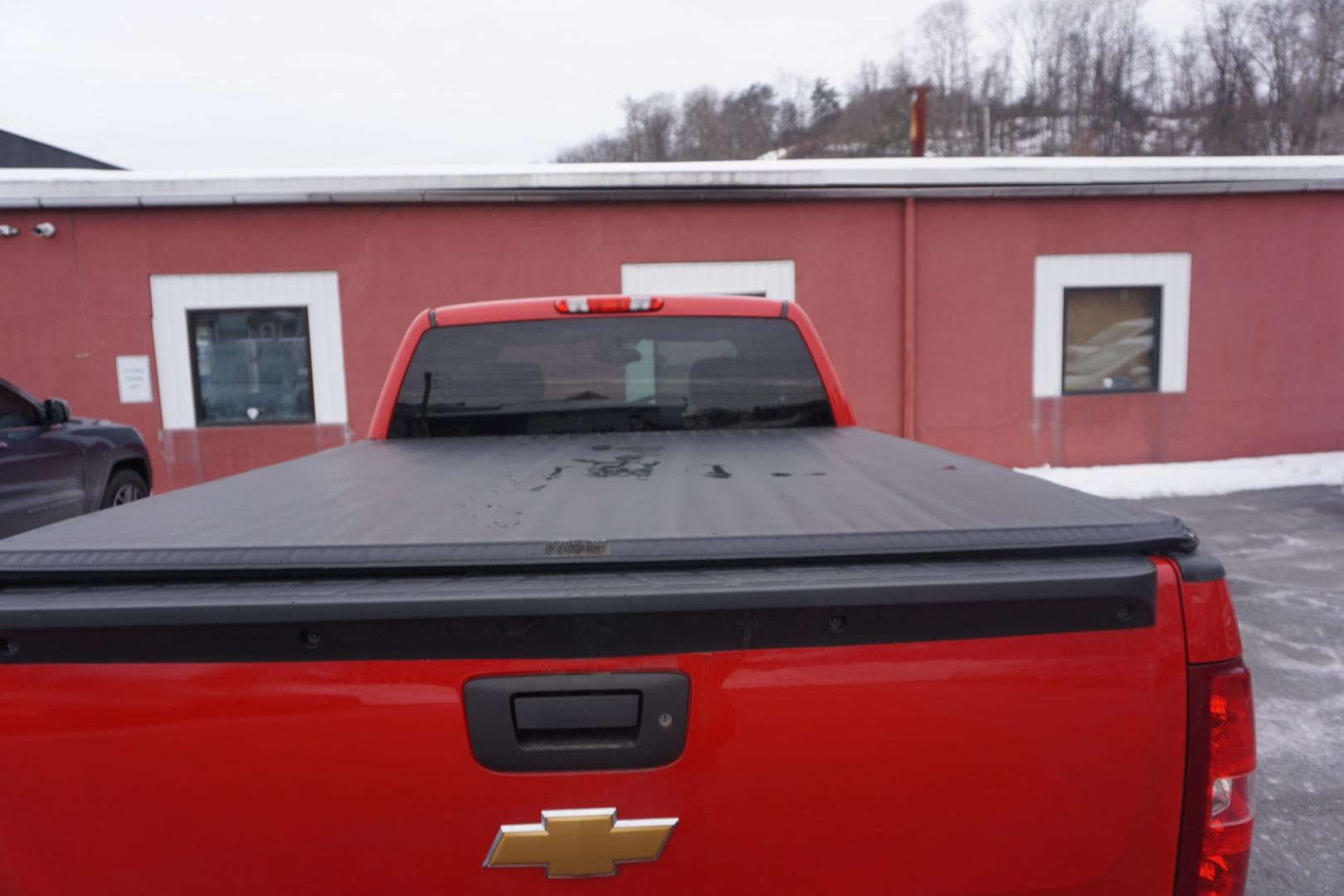 2013 Victory Red CHEVROLET SILVERADO 1500 LT (1GCRKSE78DZ) , located at 312 Centre Ave, Schuylkill Haven, PA, 17972, (570) 593-5278, 40.638130, -76.177383 - Photo#11