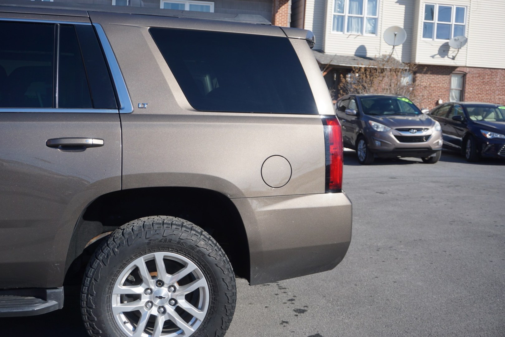 2016 Brownstone Metallic /Cocoa/Dune CHEVROLET TAHOE LT (1GNSKBKC6GR) with an EcoTec3 5.3L V-8 gasoline direct injection engine, located at 312 Centre Ave, Schuylkill Haven, PA, 17972, (570) 593-5278, 40.638130, -76.177383 - Photo#7