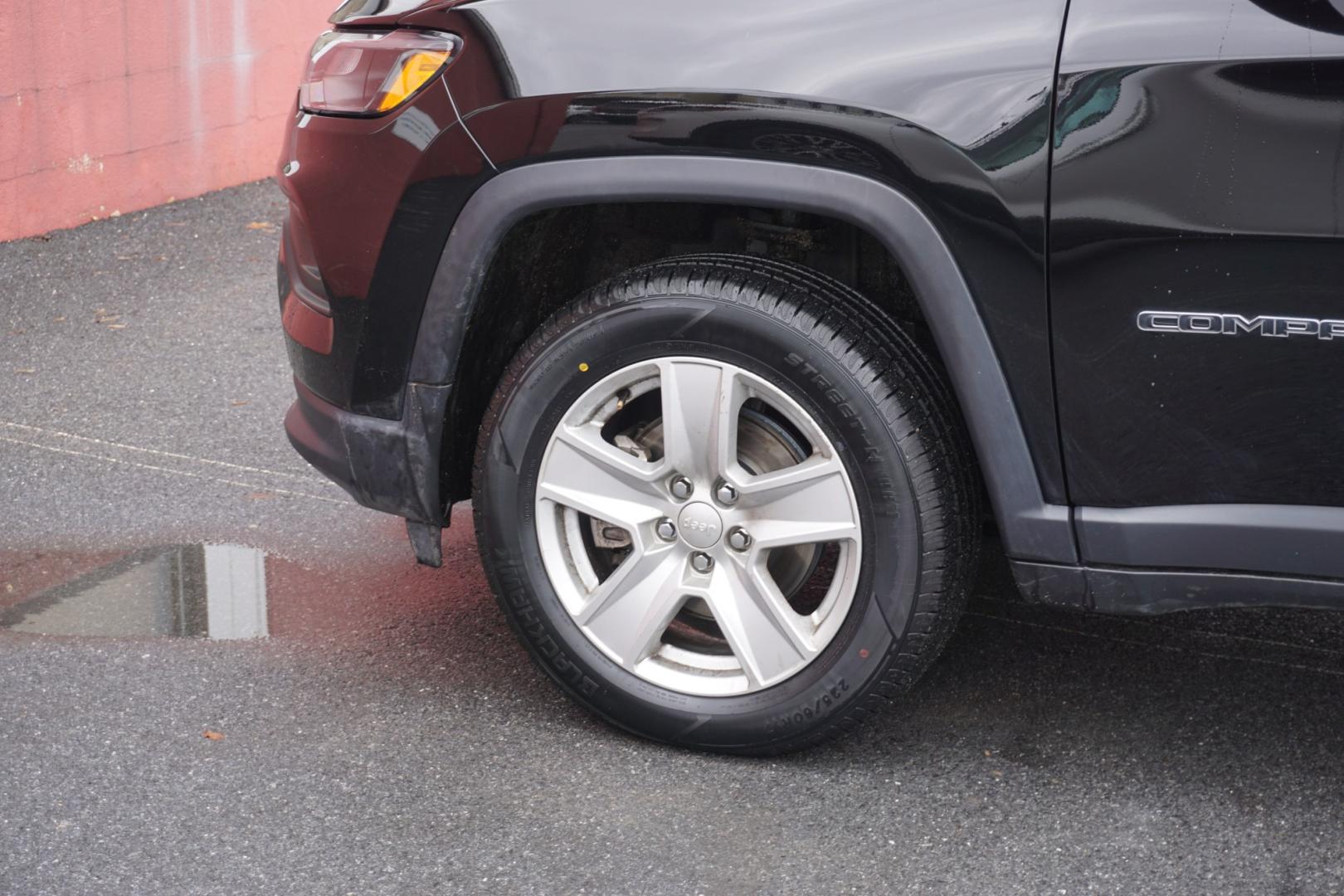2022 Diamond Black Crystal Pearlcoat /Black JEEP COMPASS LATITUDE (3C4NJDBB5NT) with an MultiAir2 Tigershark 2.4L I-4 variable valve contr engine, located at 312 Centre Ave, Schuylkill Haven, PA, 17972, (570) 593-5278, 40.638130, -76.177383 - Photo#3