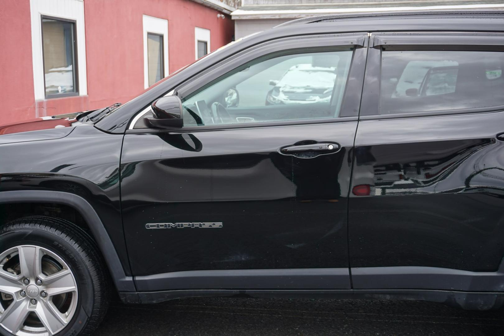 2022 Diamond Black Crystal Pearlcoat /Black JEEP COMPASS LATITUDE (3C4NJDBB5NT) with an MultiAir2 Tigershark 2.4L I-4 variable valve contr engine, located at 312 Centre Ave, Schuylkill Haven, PA, 17972, (570) 593-5278, 40.638130, -76.177383 - Photo#4