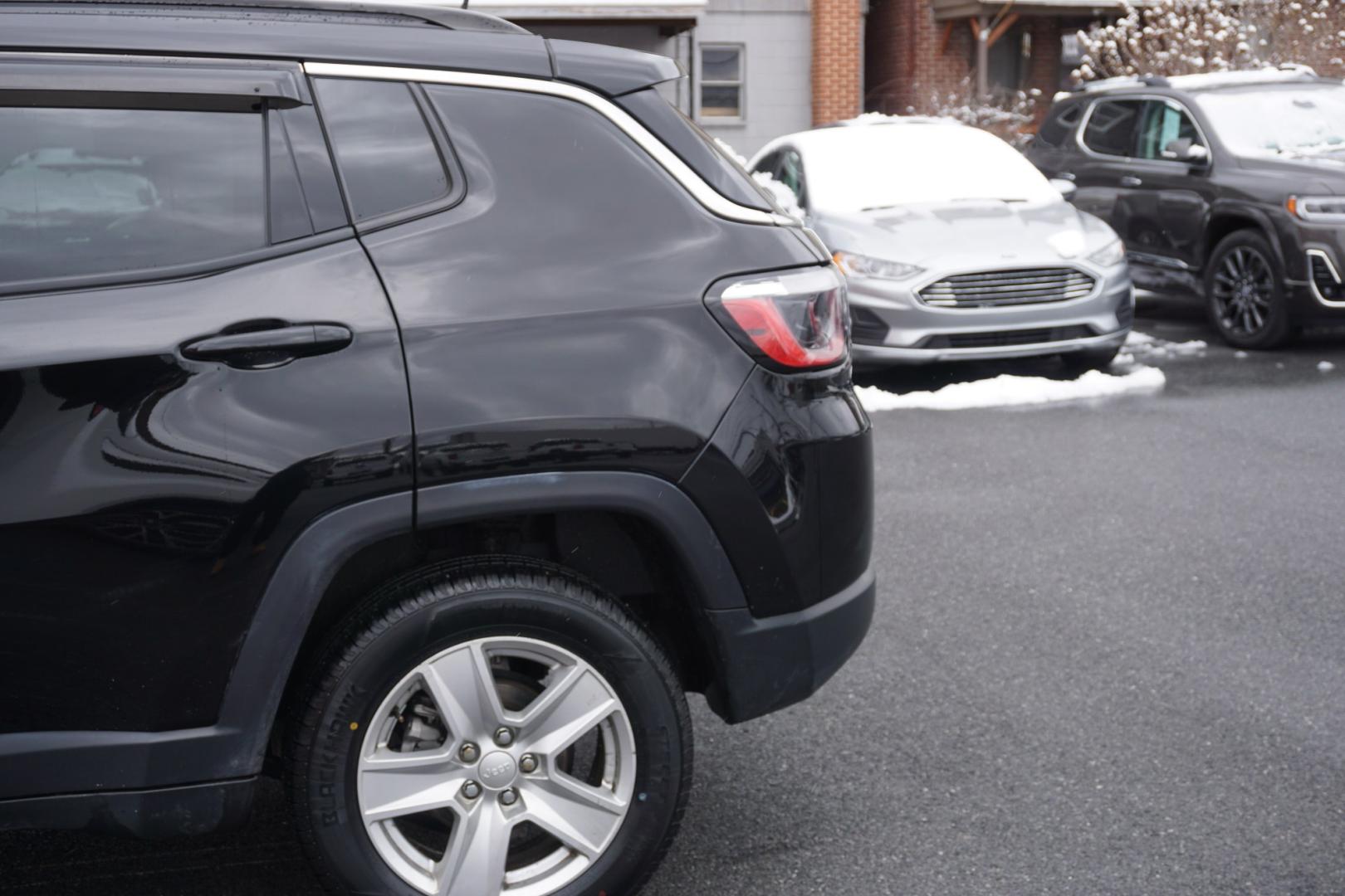2022 Diamond Black Crystal Pearlcoat /Black JEEP COMPASS LATITUDE (3C4NJDBB5NT) with an MultiAir2 Tigershark 2.4L I-4 variable valve contr engine, located at 312 Centre Ave, Schuylkill Haven, PA, 17972, (570) 593-5278, 40.638130, -76.177383 - Photo#7