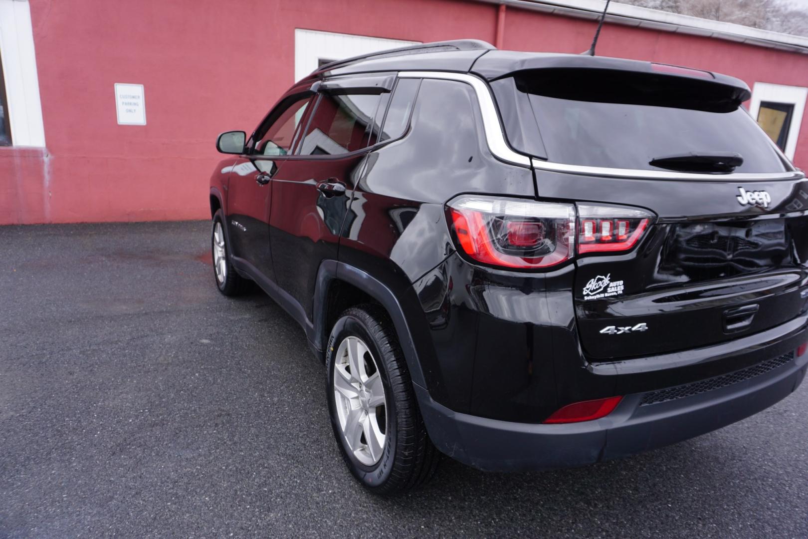 2022 Diamond Black Crystal Pearlcoat /Black JEEP COMPASS LATITUDE (3C4NJDBB5NT) with an MultiAir2 Tigershark 2.4L I-4 variable valve contr engine, located at 312 Centre Ave, Schuylkill Haven, PA, 17972, (570) 593-5278, 40.638130, -76.177383 - Photo#9