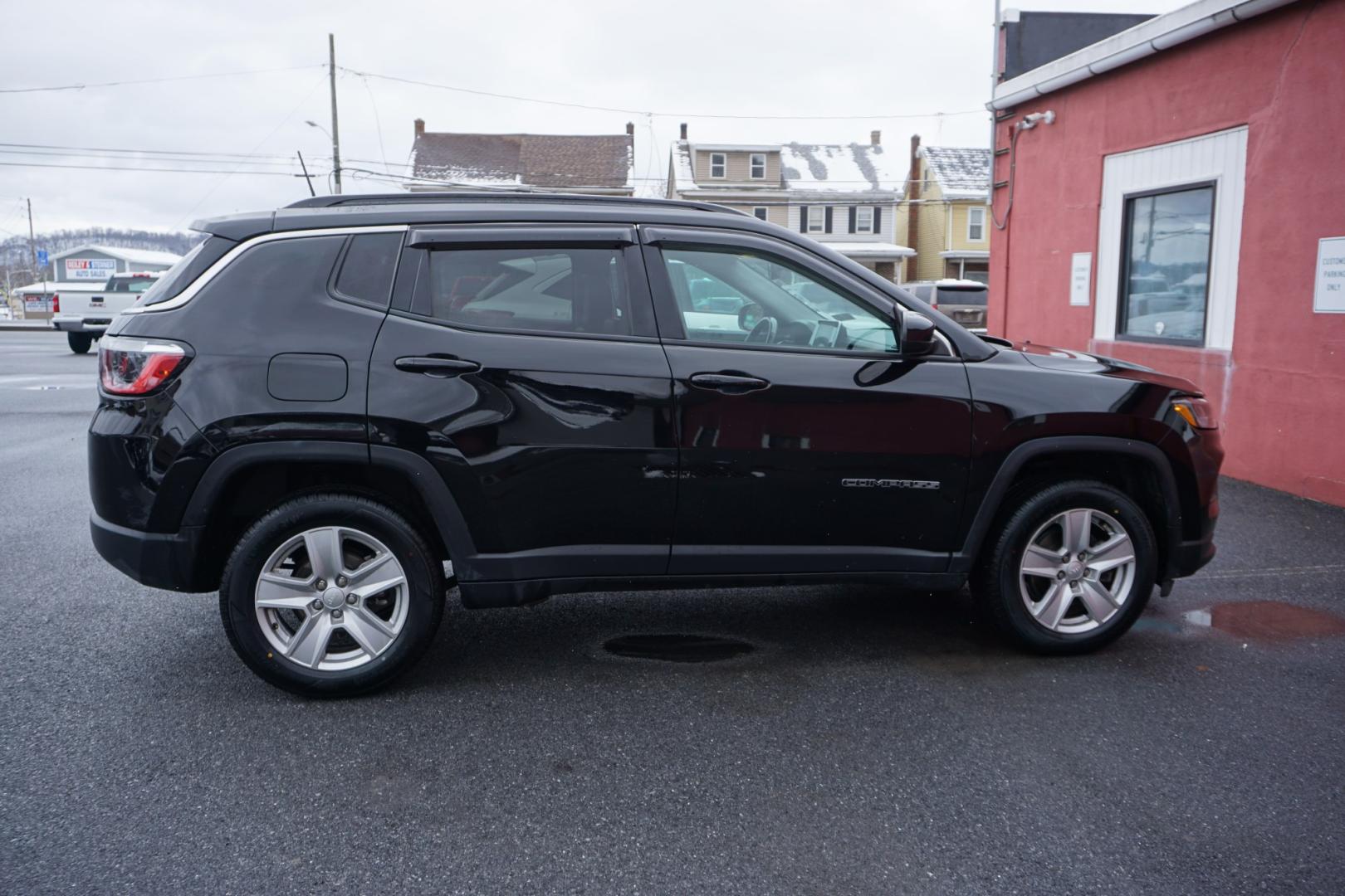 2022 Diamond Black Crystal Pearlcoat /Black JEEP COMPASS LATITUDE (3C4NJDBB5NT) with an MultiAir2 Tigershark 2.4L I-4 variable valve contr engine, located at 312 Centre Ave, Schuylkill Haven, PA, 17972, (570) 593-5278, 40.638130, -76.177383 - Photo#14