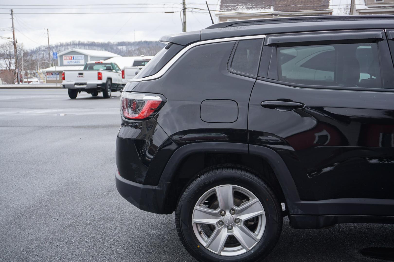 2022 Diamond Black Crystal Pearlcoat /Black JEEP COMPASS LATITUDE (3C4NJDBB5NT) with an MultiAir2 Tigershark 2.4L I-4 variable valve contr engine, located at 312 Centre Ave, Schuylkill Haven, PA, 17972, (570) 593-5278, 40.638130, -76.177383 - Photo#16