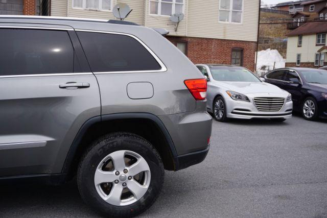 2012 Mineral Gray Metallic Clearcoat /Medium Graystone/Dark Graystone Jeep Grand Cherokee Laredo (1C4RJFAGXCC) , located at 312 Centre Ave, Schuylkill Haven, PA, 17972, (570) 593-5278, 40.638130, -76.177383 - Photo#7