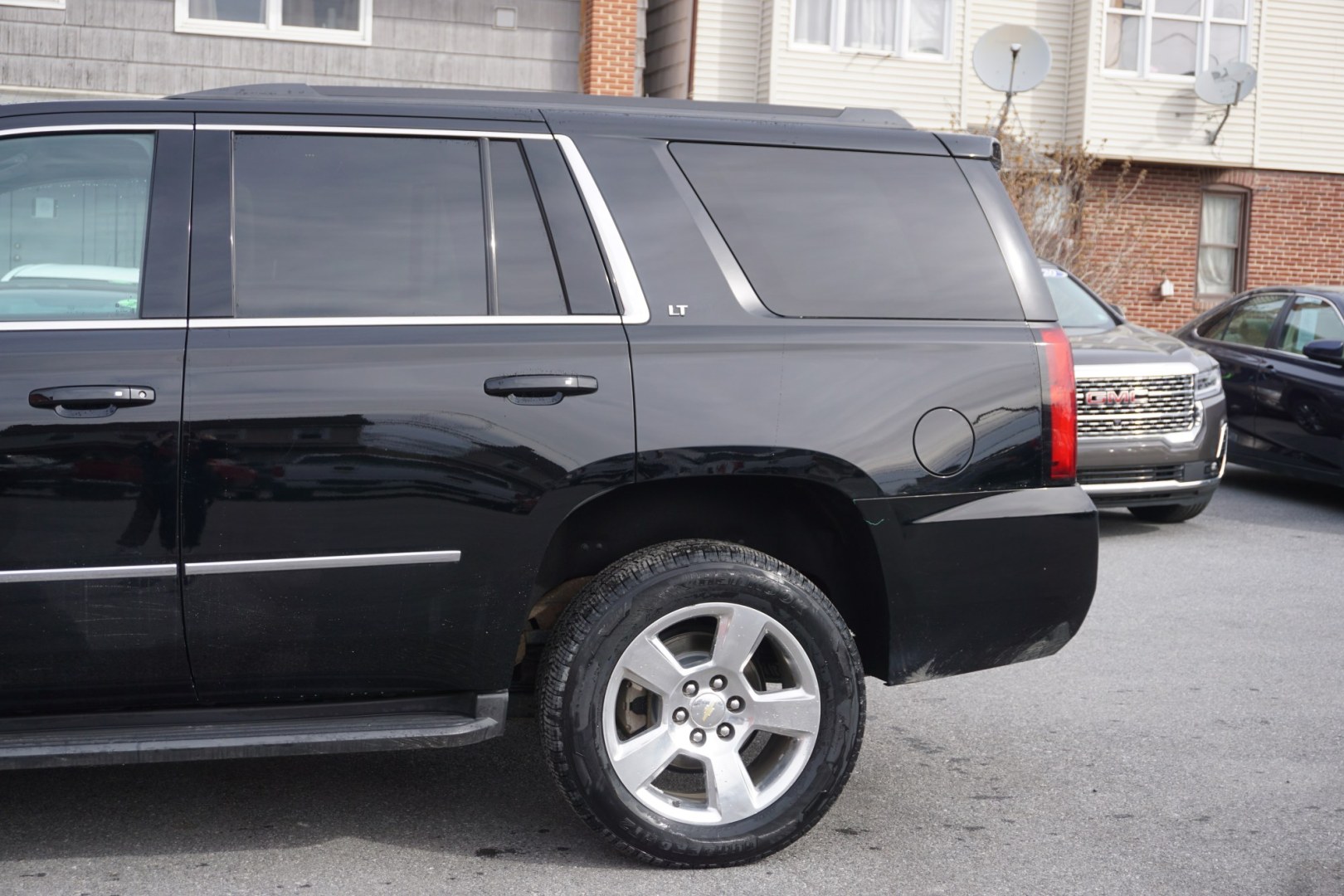 2015 Black /Cocoa/Dune CHEVROLET TAHOE LT (1GNSKBKC3FR) with an EcoTec3 5.3L V-8 gasoline direct injection engine, located at 312 Centre Ave, Schuylkill Haven, PA, 17972, (570) 593-5278, 40.638130, -76.177383 - Photo#5