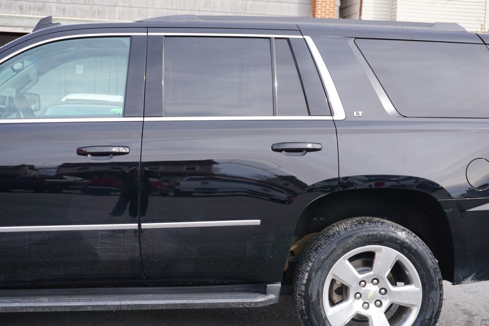2015 Black /Cocoa/Dune CHEVROLET TAHOE LT (1GNSKBKC3FR) with an EcoTec3 5.3L V-8 gasoline direct injection engine, located at 312 Centre Ave, Schuylkill Haven, PA, 17972, (570) 593-5278, 40.638130, -76.177383 - Photo#6