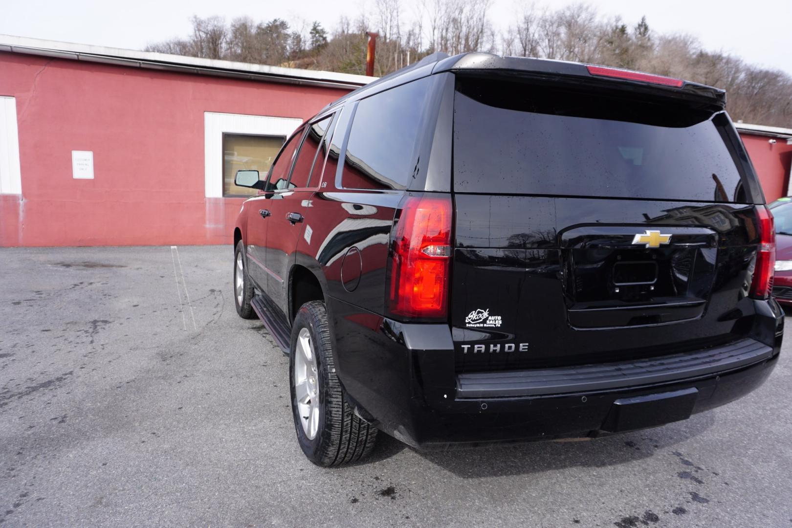 2015 Black /Cocoa/Dune CHEVROLET TAHOE LT (1GNSKBKC3FR) with an EcoTec3 5.3L V-8 gasoline direct injection engine, located at 312 Centre Ave, Schuylkill Haven, PA, 17972, (570) 593-5278, 40.638130, -76.177383 - Photo#9