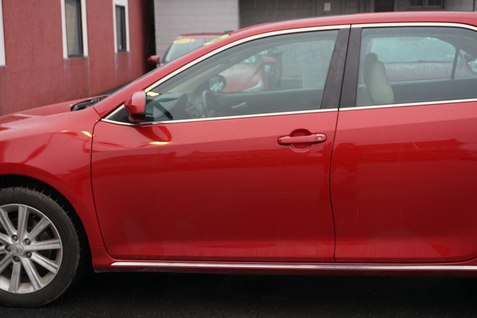 2014 Barcelona Red Metallic /Black/Ash 2-Tone TOYOTA CAMRY XLE (4T1BK1FK2EU) with an 3.5L V-6 DOHC engine, located at 312 Centre Ave, Schuylkill Haven, PA, 17972, (570) 593-5278, 40.638130, -76.177383- Photo#4