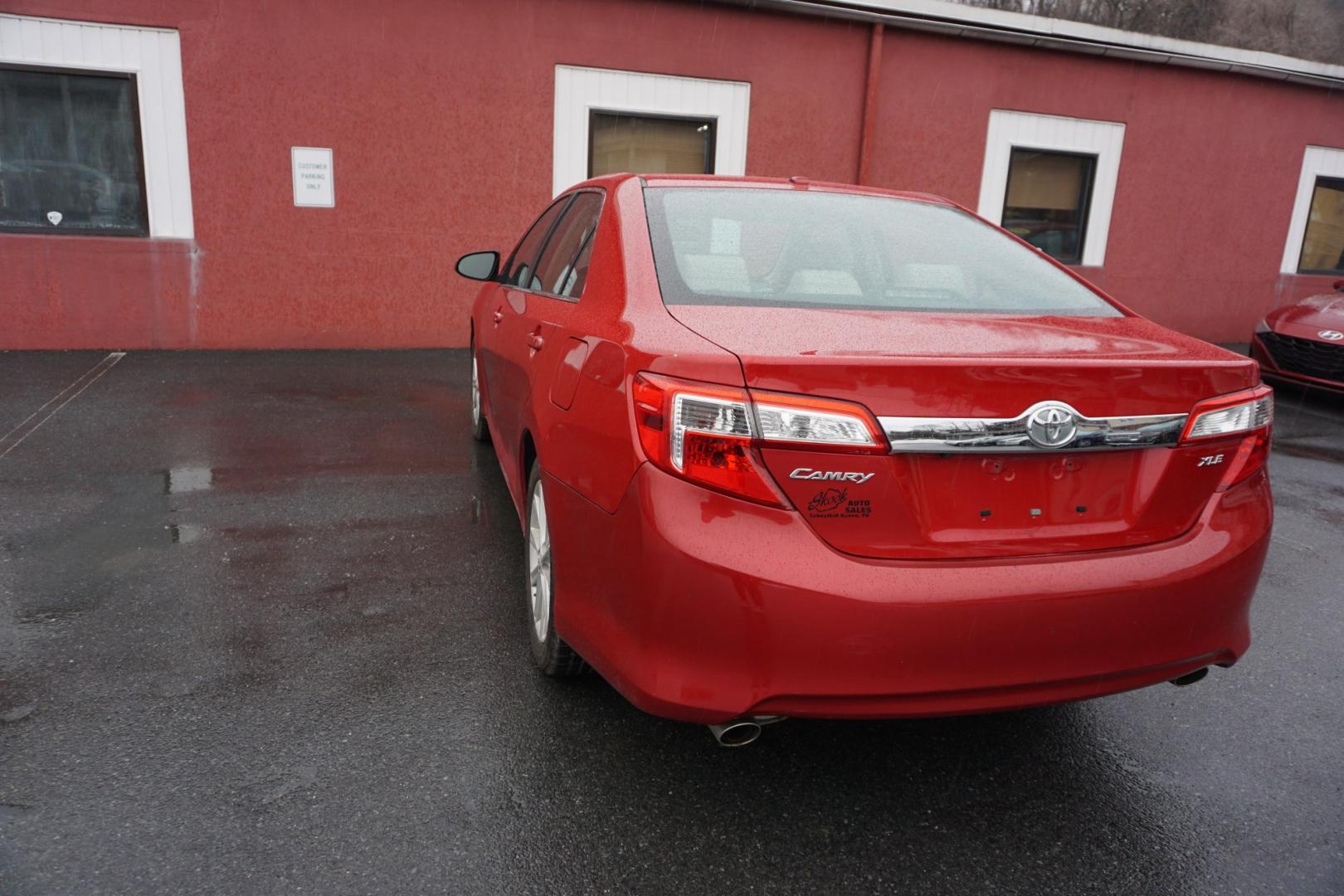 2014 Barcelona Red Metallic /Black/Ash 2-Tone TOYOTA CAMRY XLE (4T1BK1FK2EU) with an 3.5L V-6 DOHC engine, located at 312 Centre Ave, Schuylkill Haven, PA, 17972, (570) 593-5278, 40.638130, -76.177383- Photo#9