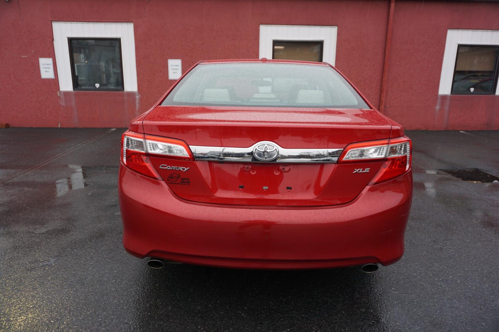 2014 Barcelona Red Metallic /Black/Ash 2-Tone TOYOTA CAMRY XLE (4T1BK1FK2EU) with an 3.5L V-6 DOHC engine, located at 312 Centre Ave, Schuylkill Haven, PA, 17972, (570) 593-5278, 40.638130, -76.177383- Photo#10