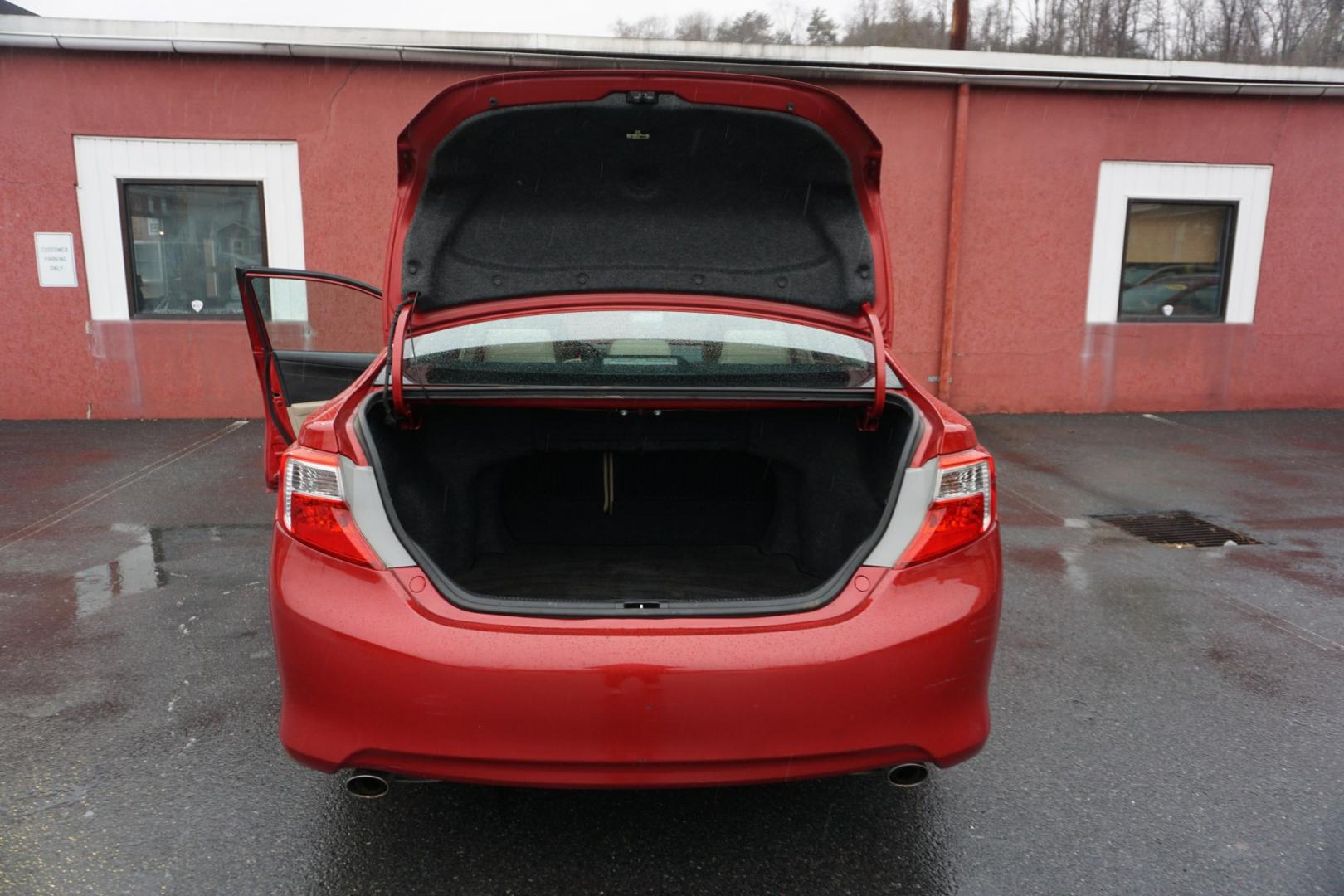 2014 Barcelona Red Metallic /Black/Ash 2-Tone TOYOTA CAMRY XLE (4T1BK1FK2EU) with an 3.5L V-6 DOHC engine, located at 312 Centre Ave, Schuylkill Haven, PA, 17972, (570) 593-5278, 40.638130, -76.177383- Photo#11