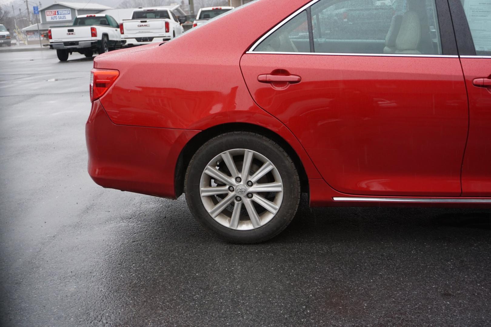 2014 Barcelona Red Metallic /Black/Ash 2-Tone TOYOTA CAMRY XLE (4T1BK1FK2EU) with an 3.5L V-6 DOHC engine, located at 312 Centre Ave, Schuylkill Haven, PA, 17972, (570) 593-5278, 40.638130, -76.177383- Photo#17
