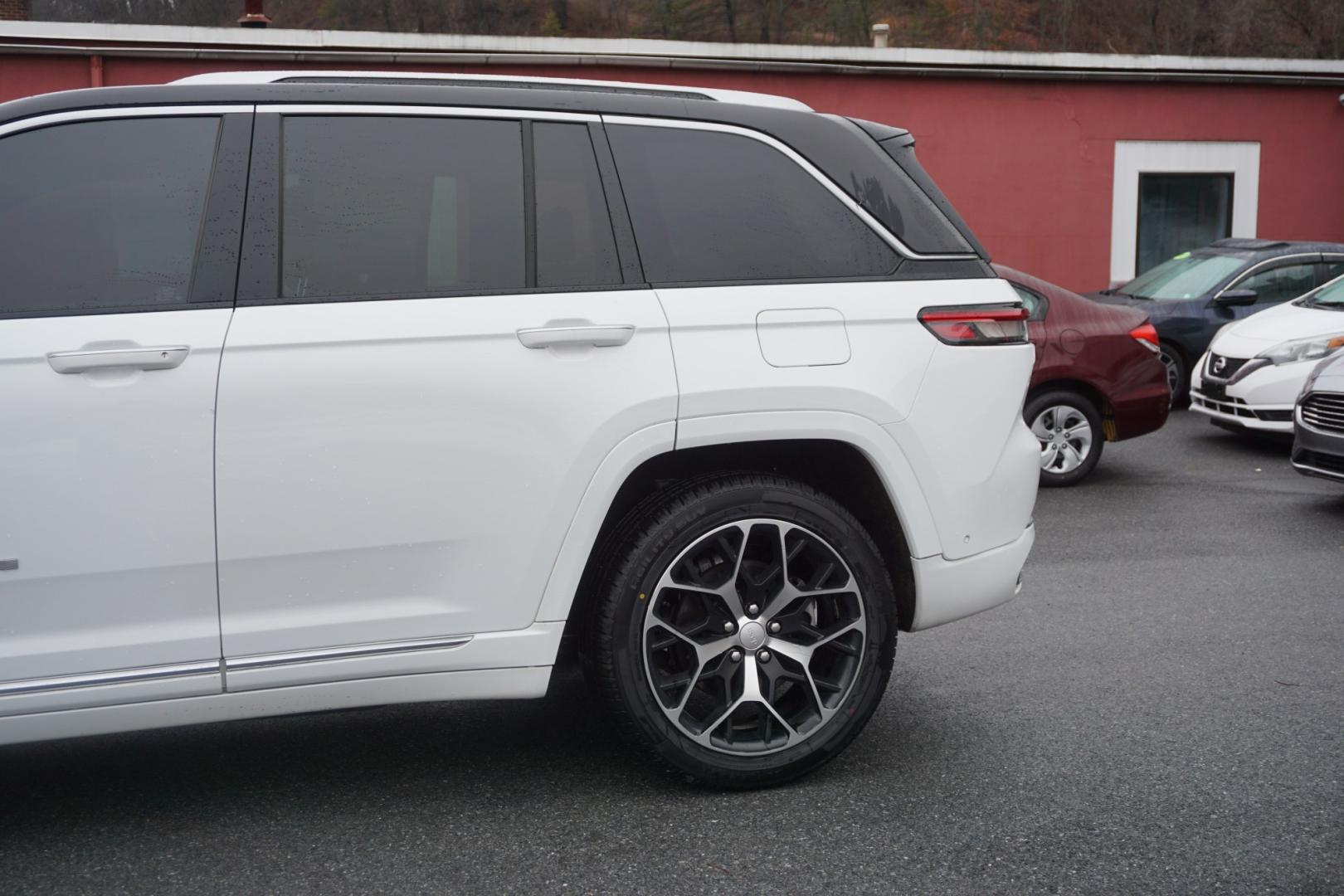2022 Bright White Clearcoat /Tupelo/Black JEEP GRAND CHEROKEE SUMMIT RESERVE (1C4RJHET6N8) , located at 312 Centre Ave, Schuylkill Haven, PA, 17972, (570) 593-5278, 40.638130, -76.177383 - Photo#5