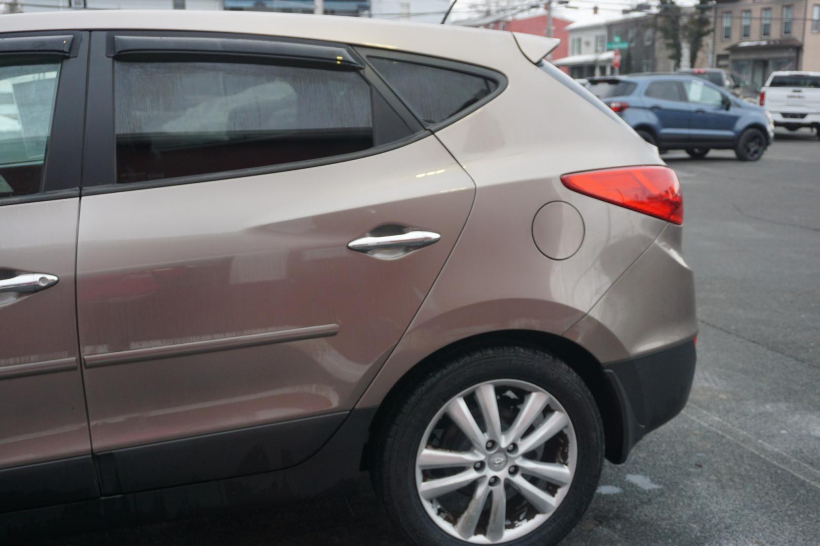 2010 Chai Bronze Metallic HYUNDAI TUCSON LIMITED (KM8JUCAC1AU) with an 2.4L L4 DOHC 16V engine, 6-Speed Automatic transmission, located at 312 Centre Ave, Schuylkill Haven, PA, 17972, (570) 593-5278, 40.638130, -76.177383 - Photo#5