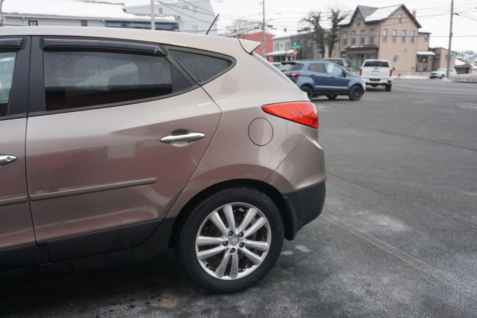 2010 Chai Bronze Metallic HYUNDAI TUCSON LIMITED (KM8JUCAC1AU) with an 2.4L L4 DOHC 16V engine, 6-Speed Automatic transmission, located at 312 Centre Ave, Schuylkill Haven, PA, 17972, (570) 593-5278, 40.638130, -76.177383 - Photo#7