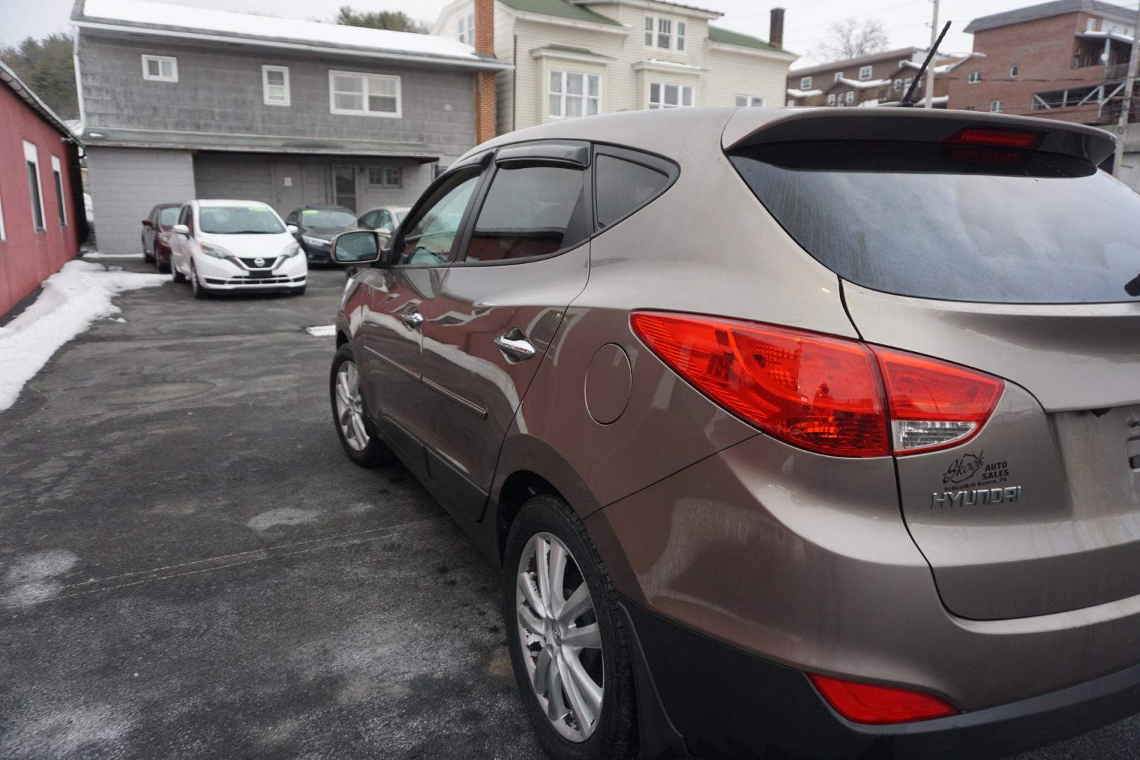 2010 Chai Bronze Metallic HYUNDAI TUCSON LIMITED (KM8JUCAC1AU) with an 2.4L L4 DOHC 16V engine, 6-Speed Automatic transmission, located at 312 Centre Ave, Schuylkill Haven, PA, 17972, (570) 593-5278, 40.638130, -76.177383 - Photo#9