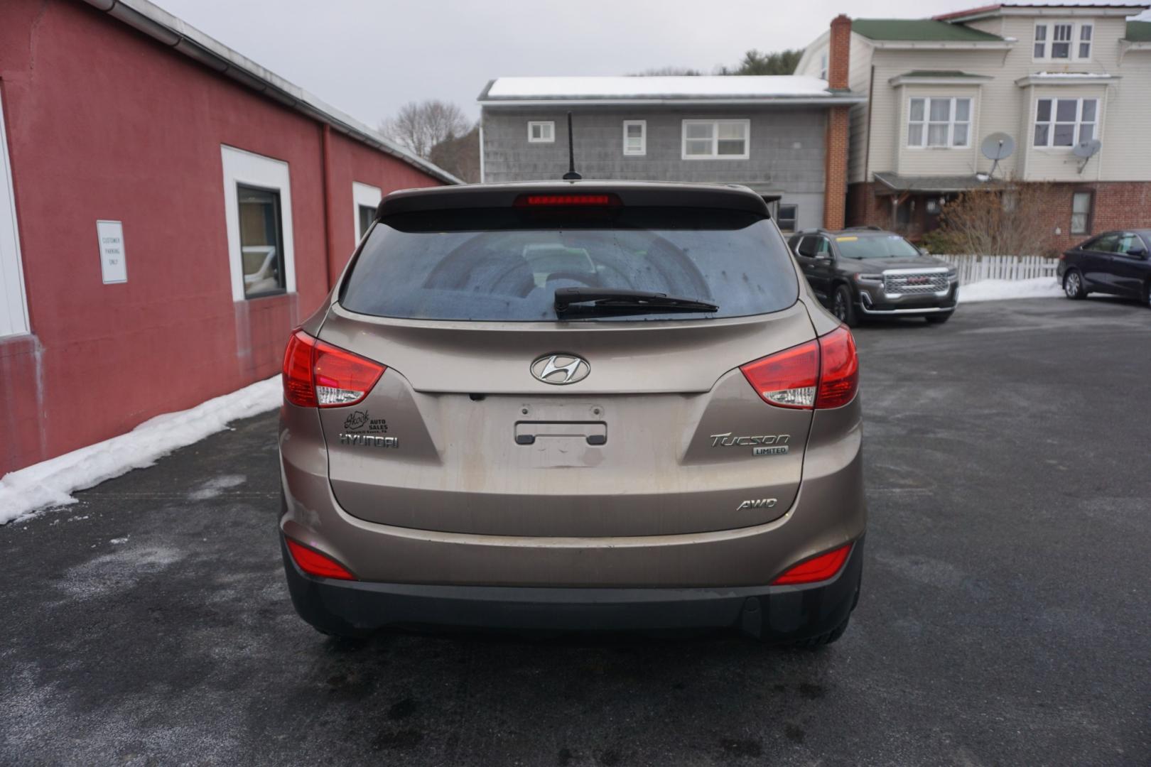 2010 Chai Bronze Metallic HYUNDAI TUCSON LIMITED (KM8JUCAC1AU) with an 2.4L L4 DOHC 16V engine, 6-Speed Automatic transmission, located at 312 Centre Ave, Schuylkill Haven, PA, 17972, (570) 593-5278, 40.638130, -76.177383 - Photo#10