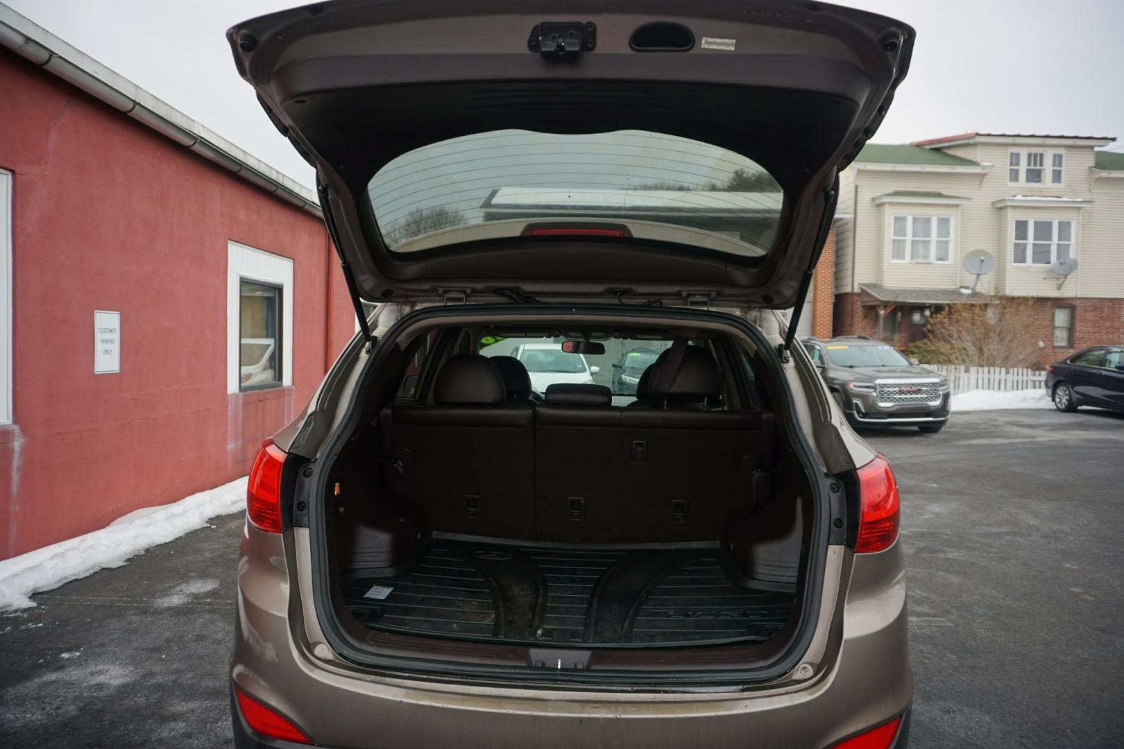 2010 Chai Bronze Metallic HYUNDAI TUCSON LIMITED (KM8JUCAC1AU) with an 2.4L L4 DOHC 16V engine, 6-Speed Automatic transmission, located at 312 Centre Ave, Schuylkill Haven, PA, 17972, (570) 593-5278, 40.638130, -76.177383 - Photo#11