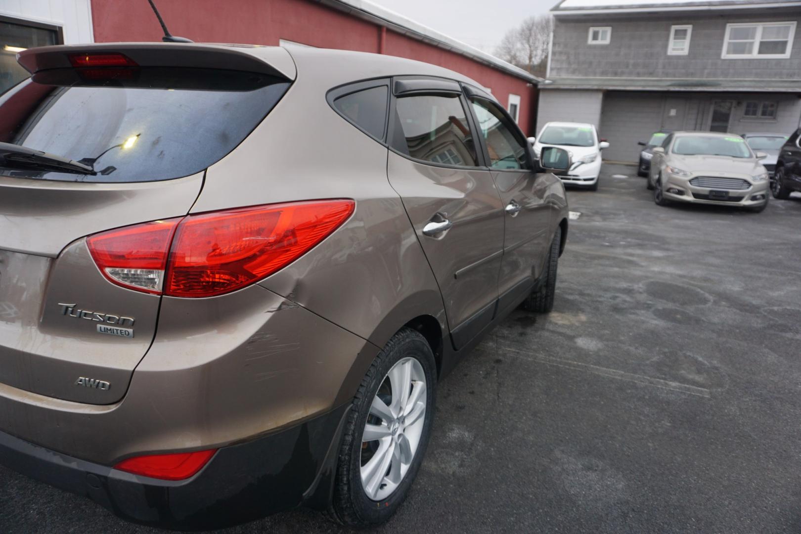 2010 Chai Bronze Metallic HYUNDAI TUCSON LIMITED (KM8JUCAC1AU) with an 2.4L L4 DOHC 16V engine, 6-Speed Automatic transmission, located at 312 Centre Ave, Schuylkill Haven, PA, 17972, (570) 593-5278, 40.638130, -76.177383 - Photo#13