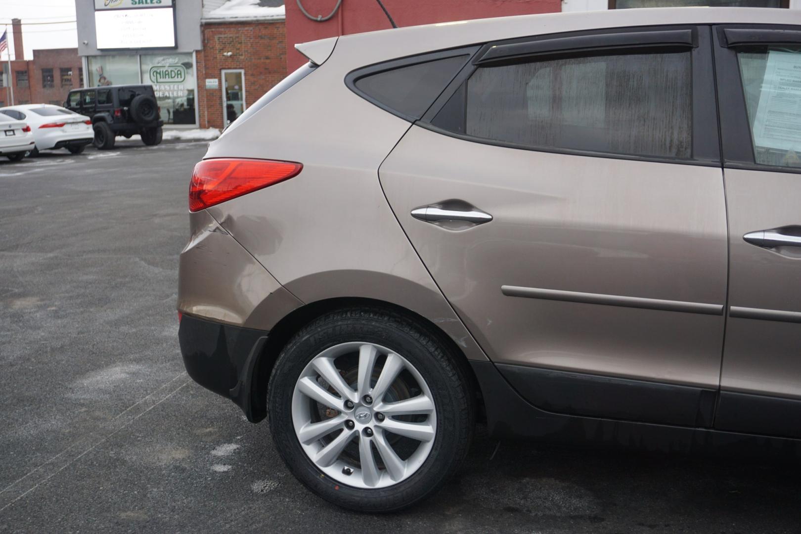 2010 Chai Bronze Metallic HYUNDAI TUCSON LIMITED (KM8JUCAC1AU) with an 2.4L L4 DOHC 16V engine, 6-Speed Automatic transmission, located at 312 Centre Ave, Schuylkill Haven, PA, 17972, (570) 593-5278, 40.638130, -76.177383 - Photo#15