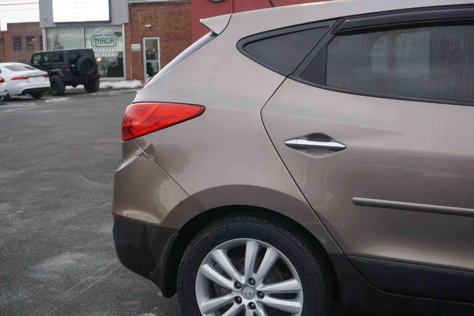 2010 Chai Bronze Metallic HYUNDAI TUCSON LIMITED (KM8JUCAC1AU) with an 2.4L L4 DOHC 16V engine, 6-Speed Automatic transmission, located at 312 Centre Ave, Schuylkill Haven, PA, 17972, (570) 593-5278, 40.638130, -76.177383 - Photo#16