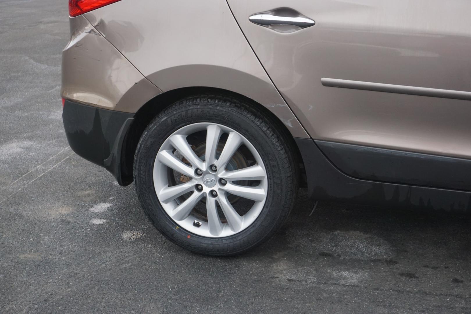 2010 Chai Bronze Metallic HYUNDAI TUCSON LIMITED (KM8JUCAC1AU) with an 2.4L L4 DOHC 16V engine, 6-Speed Automatic transmission, located at 312 Centre Ave, Schuylkill Haven, PA, 17972, (570) 593-5278, 40.638130, -76.177383 - Photo#17