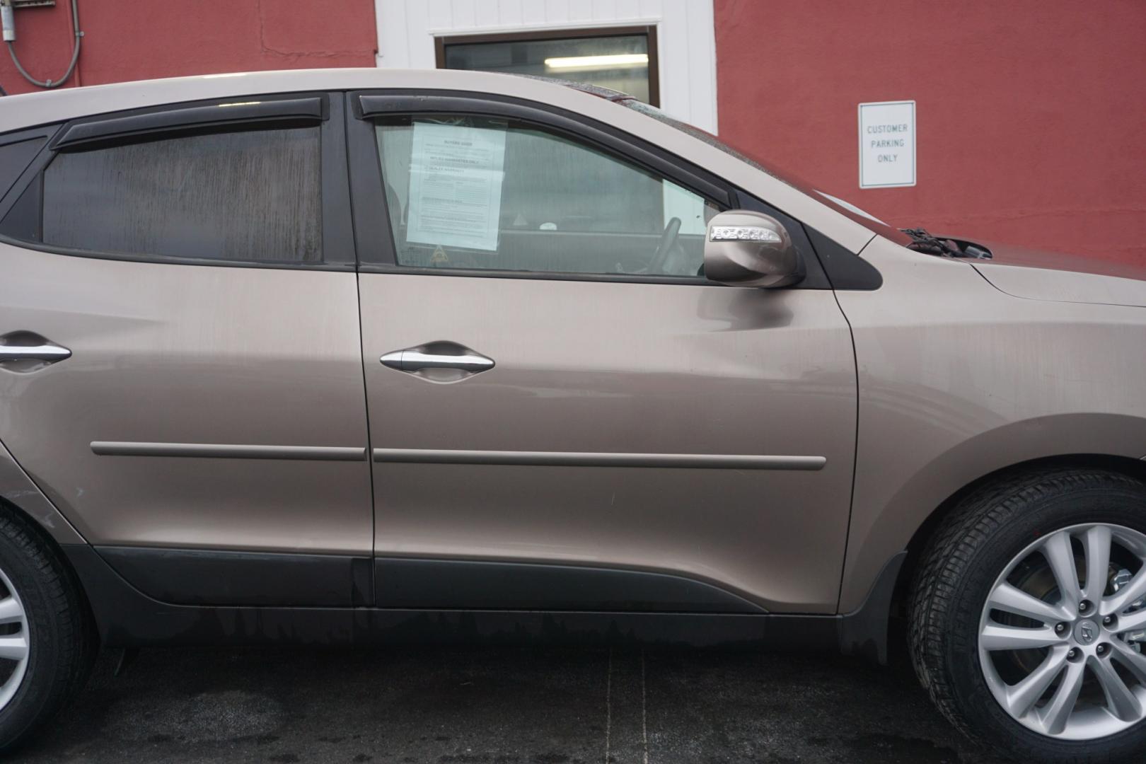 2010 Chai Bronze Metallic HYUNDAI TUCSON LIMITED (KM8JUCAC1AU) with an 2.4L L4 DOHC 16V engine, 6-Speed Automatic transmission, located at 312 Centre Ave, Schuylkill Haven, PA, 17972, (570) 593-5278, 40.638130, -76.177383 - Photo#20