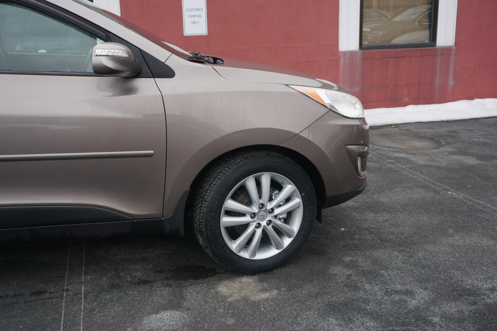 2010 Chai Bronze Metallic HYUNDAI TUCSON LIMITED (KM8JUCAC1AU) with an 2.4L L4 DOHC 16V engine, 6-Speed Automatic transmission, located at 312 Centre Ave, Schuylkill Haven, PA, 17972, (570) 593-5278, 40.638130, -76.177383 - Photo#21