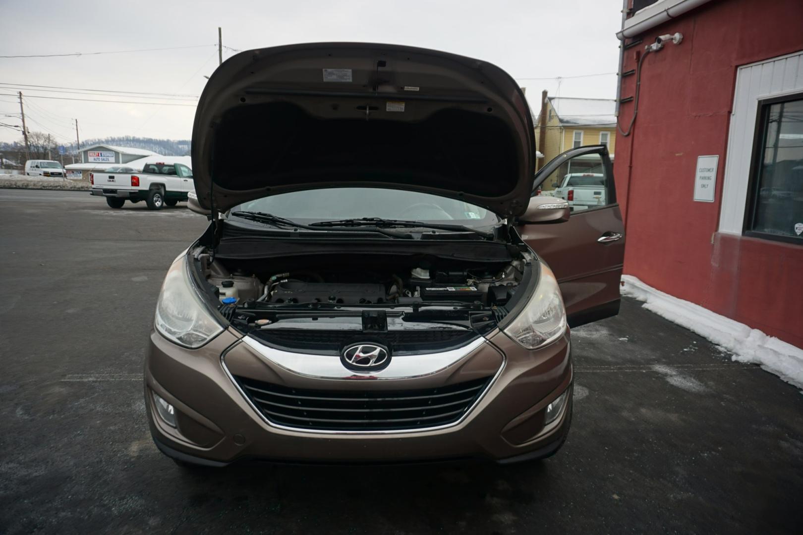 2010 Chai Bronze Metallic HYUNDAI TUCSON LIMITED (KM8JUCAC1AU) with an 2.4L L4 DOHC 16V engine, 6-Speed Automatic transmission, located at 312 Centre Ave, Schuylkill Haven, PA, 17972, (570) 593-5278, 40.638130, -76.177383 - Photo#25