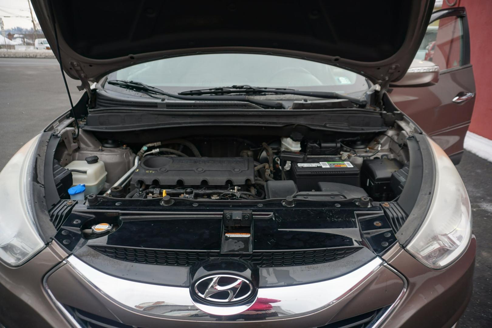 2010 Chai Bronze Metallic HYUNDAI TUCSON LIMITED (KM8JUCAC1AU) with an 2.4L L4 DOHC 16V engine, 6-Speed Automatic transmission, located at 312 Centre Ave, Schuylkill Haven, PA, 17972, (570) 593-5278, 40.638130, -76.177383 - Photo#26