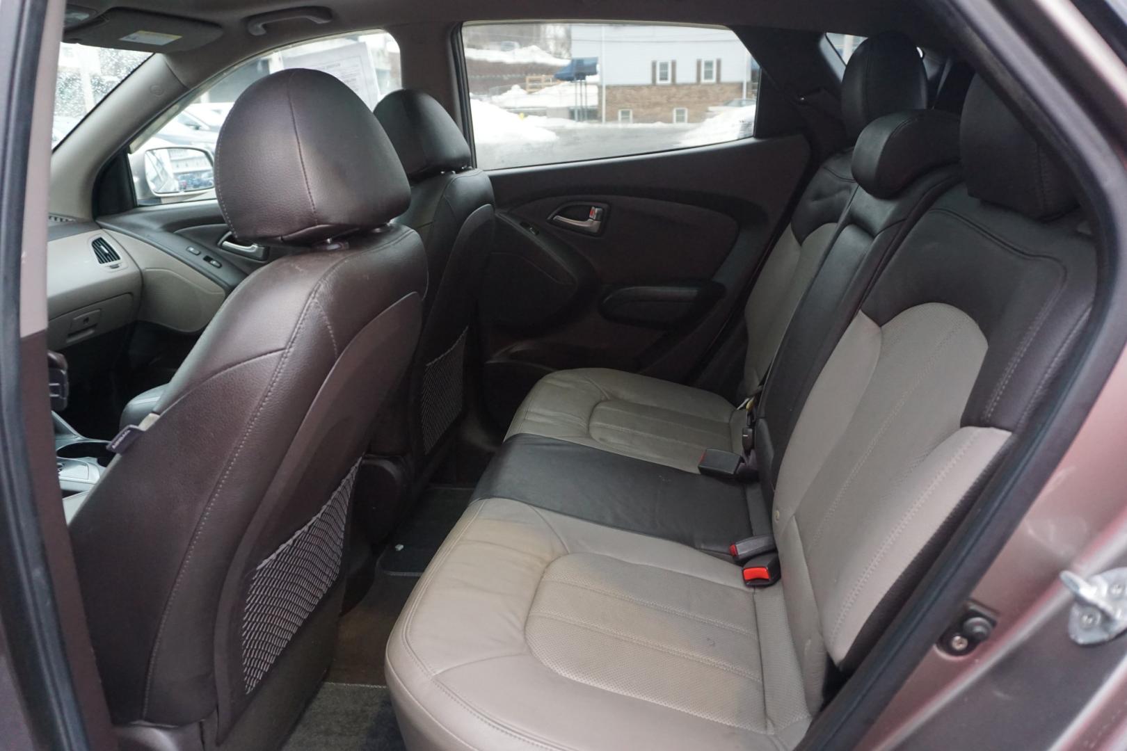 2010 Chai Bronze Metallic HYUNDAI TUCSON LIMITED (KM8JUCAC1AU) with an 2.4L L4 DOHC 16V engine, 6-Speed Automatic transmission, located at 312 Centre Ave, Schuylkill Haven, PA, 17972, (570) 593-5278, 40.638130, -76.177383 - Photo#37