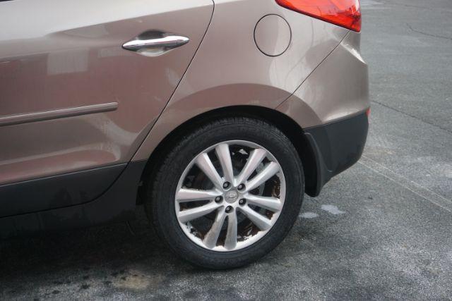 2010 Chai Bronze Metallic Hyundai Tucson Limited 4WD (KM8JUCAC1AU) with an 2.4L L4 DOHC 16V engine, 6-Speed Automatic transmission, located at 312 Centre Ave, Schuylkill Haven, PA, 17972, (570) 593-5278, 40.638130, -76.177383 - Photo#8