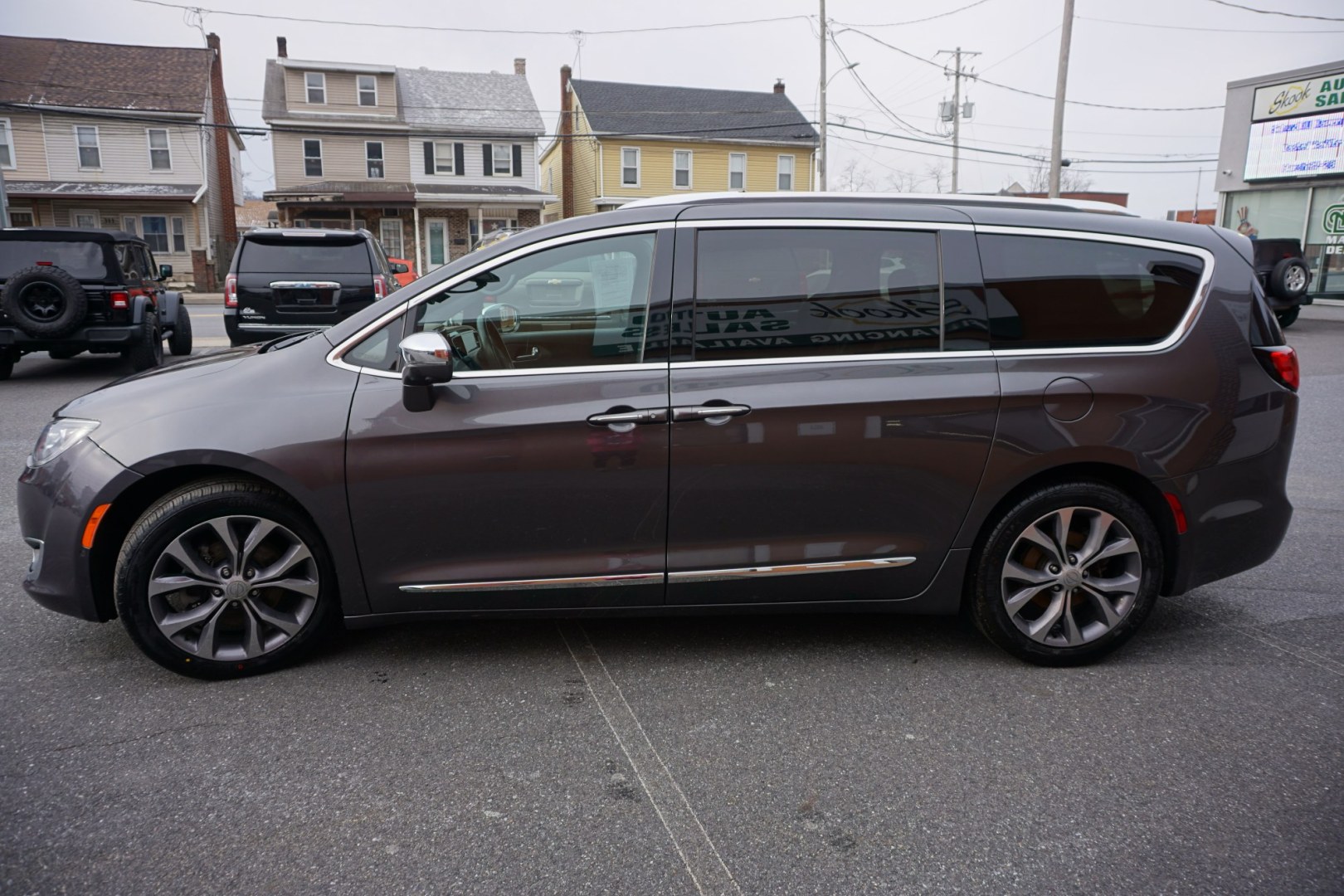 2020 Ceramic Gray Clearcoat /Deep Mocha/Black/Deep Mocha CHRYSLER PACIFICA LIMITED (2C4RC1GG6LR) with an 3.6L V-6 DOHC engine, located at 312 Centre Ave, Schuylkill Haven, PA, 17972, (570) 593-5278, 40.638130, -76.177383 - Photo#0