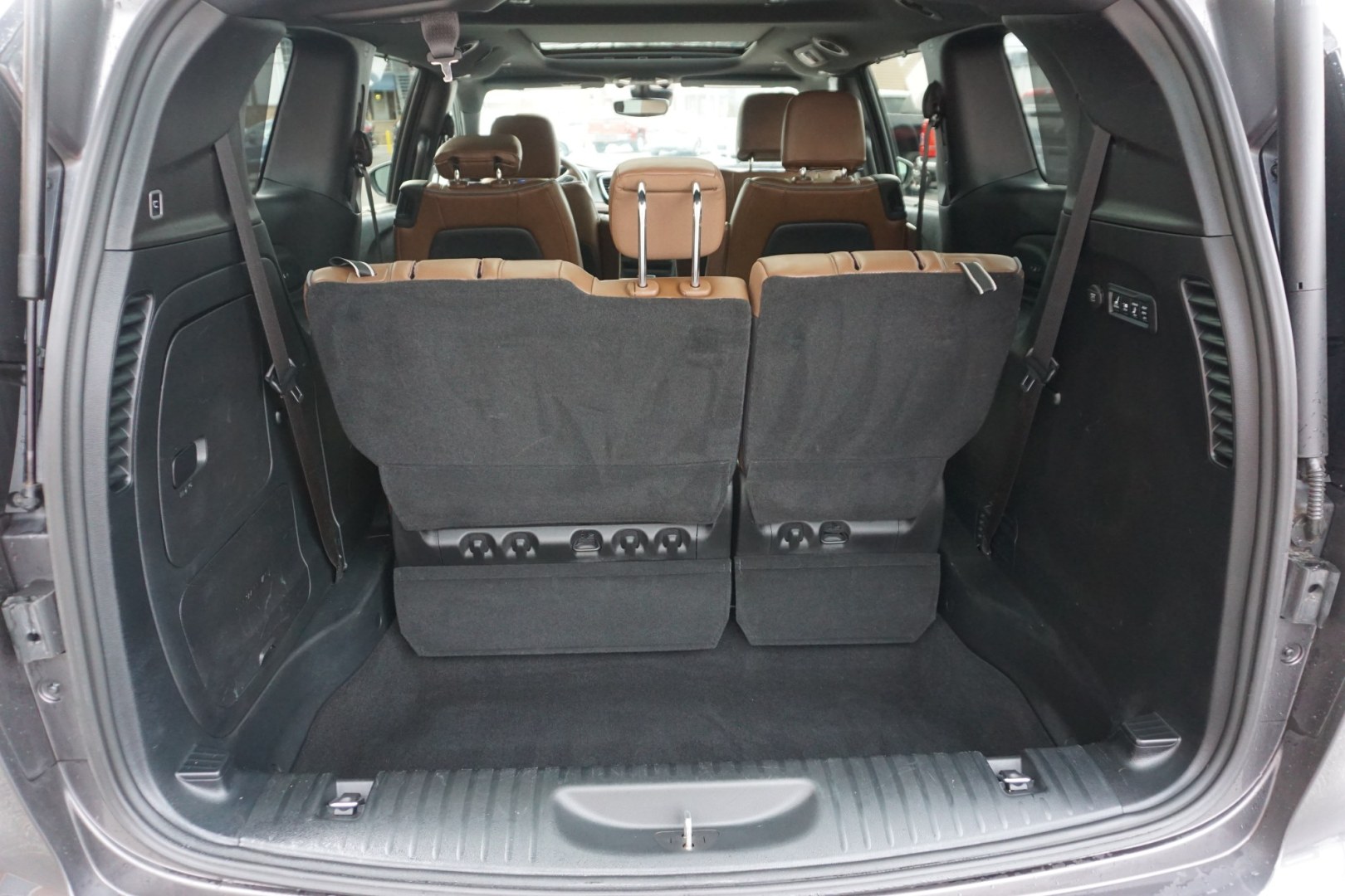 2020 Ceramic Gray Clearcoat /Deep Mocha/Black/Deep Mocha CHRYSLER PACIFICA LIMITED (2C4RC1GG6LR) with an 3.6L V-6 DOHC engine, located at 312 Centre Ave, Schuylkill Haven, PA, 17972, (570) 593-5278, 40.638130, -76.177383 - Photo#23