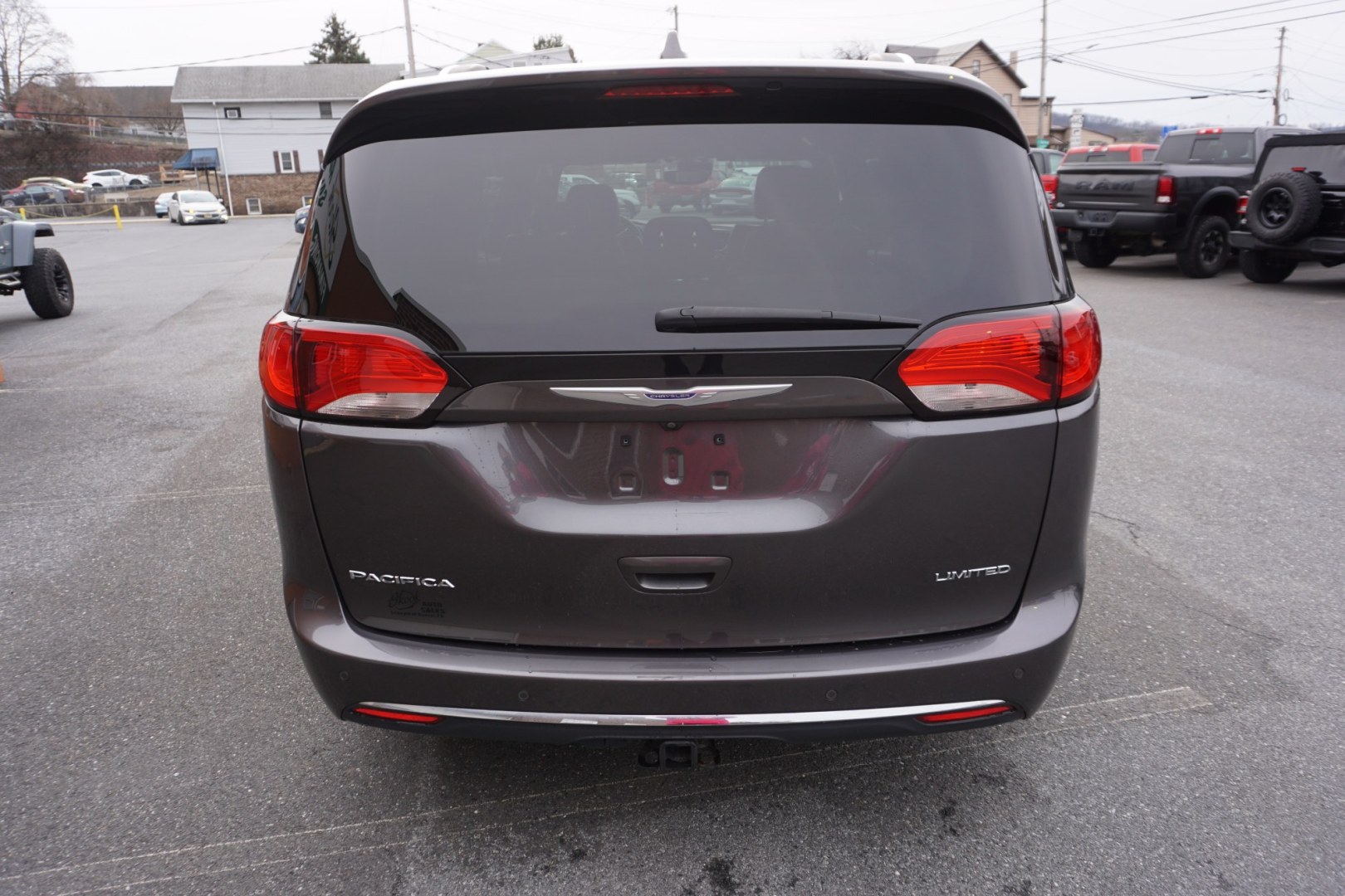 2020 Ceramic Gray Clearcoat /Deep Mocha/Black/Deep Mocha CHRYSLER PACIFICA LIMITED (2C4RC1GG6LR) with an 3.6L V-6 DOHC engine, located at 312 Centre Ave, Schuylkill Haven, PA, 17972, (570) 593-5278, 40.638130, -76.177383 - Photo#37