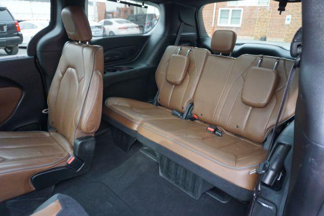 2020 Ceramic Gray Clearcoat /Deep Mocha/Black/Deep Mocha Chrysler Pacifica Limited (2C4RC1GG6LR) with an 3.6L V-6 DOHC engine, located at 312 Centre Ave, Schuylkill Haven, PA, 17972, (570) 593-5278, 40.638130, -76.177383 - Photo#20