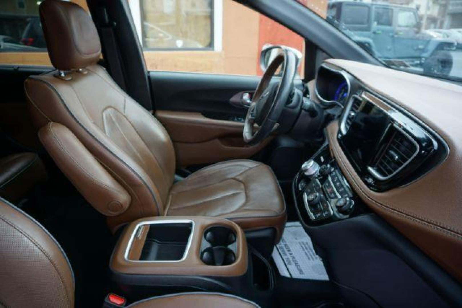 2020 CERAMIC GRAY CLEARCO CHRYSLER PACIFICA LIMITED (2C4RC1GG6LR) with an 3.6L V6 engine, AUTOMATIC transmission, located at 312 Centre Ave, Schuylkill Haven, PA, 17972, (570) 593-5278, 40.638130, -76.177383- Photo#68