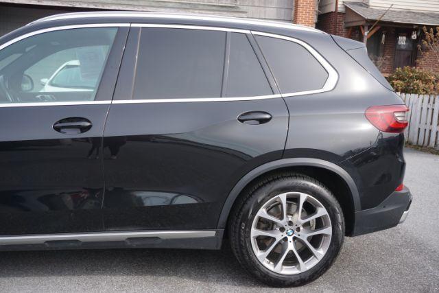 2022 Black Sapphire Metallic /Black BMW X5 xDrive40i (5UXCR6C09N9) with an 3L I-6 gasoline direct injection engine, located at 312 Centre Ave, Schuylkill Haven, PA, 17972, (570) 593-5278, 40.638130, -76.177383 - Photo#4