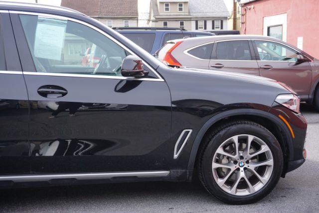 2022 Black Sapphire Metallic /Black BMW X5 xDrive40i (5UXCR6C09N9) with an 3L I-6 gasoline direct injection engine, located at 312 Centre Ave, Schuylkill Haven, PA, 17972, (570) 593-5278, 40.638130, -76.177383 - Photo#19
