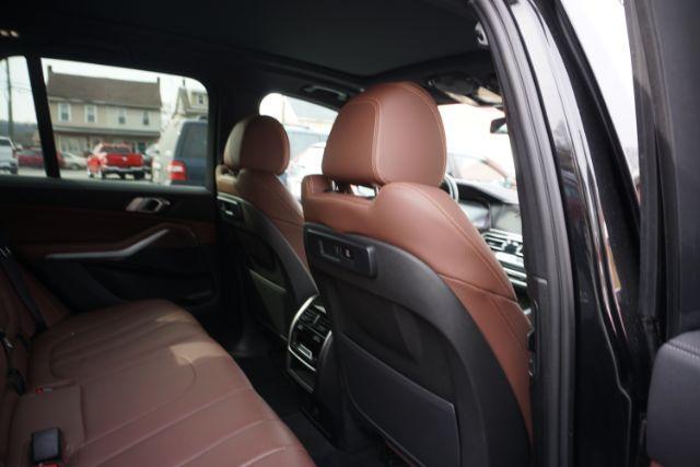 2022 Black Sapphire Metallic /Black BMW X5 xDrive40i (5UXCR6C09N9) with an 3L I-6 gasoline direct injection engine, located at 312 Centre Ave, Schuylkill Haven, PA, 17972, (570) 593-5278, 40.638130, -76.177383 - Photo#39
