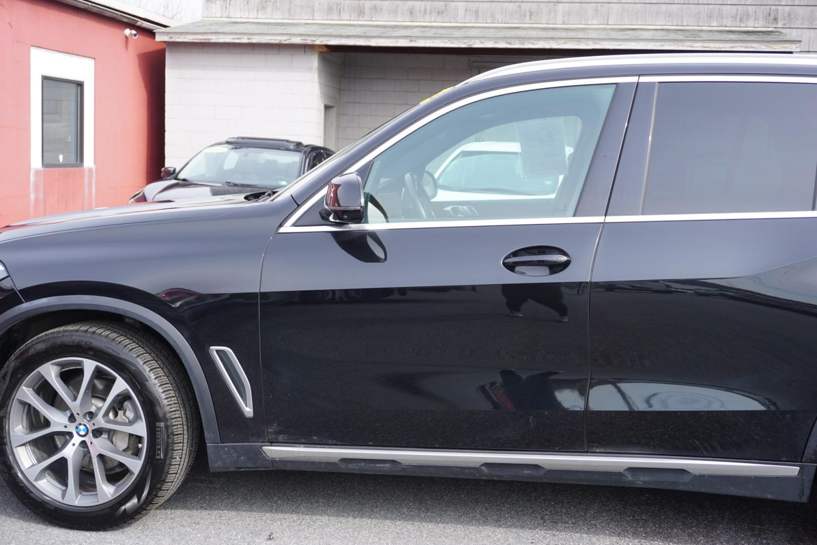 2022 Black Sapphire Metallic /Black BMW X5 XDRIVE 40I (5UXCR6C09N9) with an 3L I-6 gasoline direct injection engine, located at 312 Centre Ave, Schuylkill Haven, PA, 17972, (570) 593-5278, 40.638130, -76.177383 - Photo#3