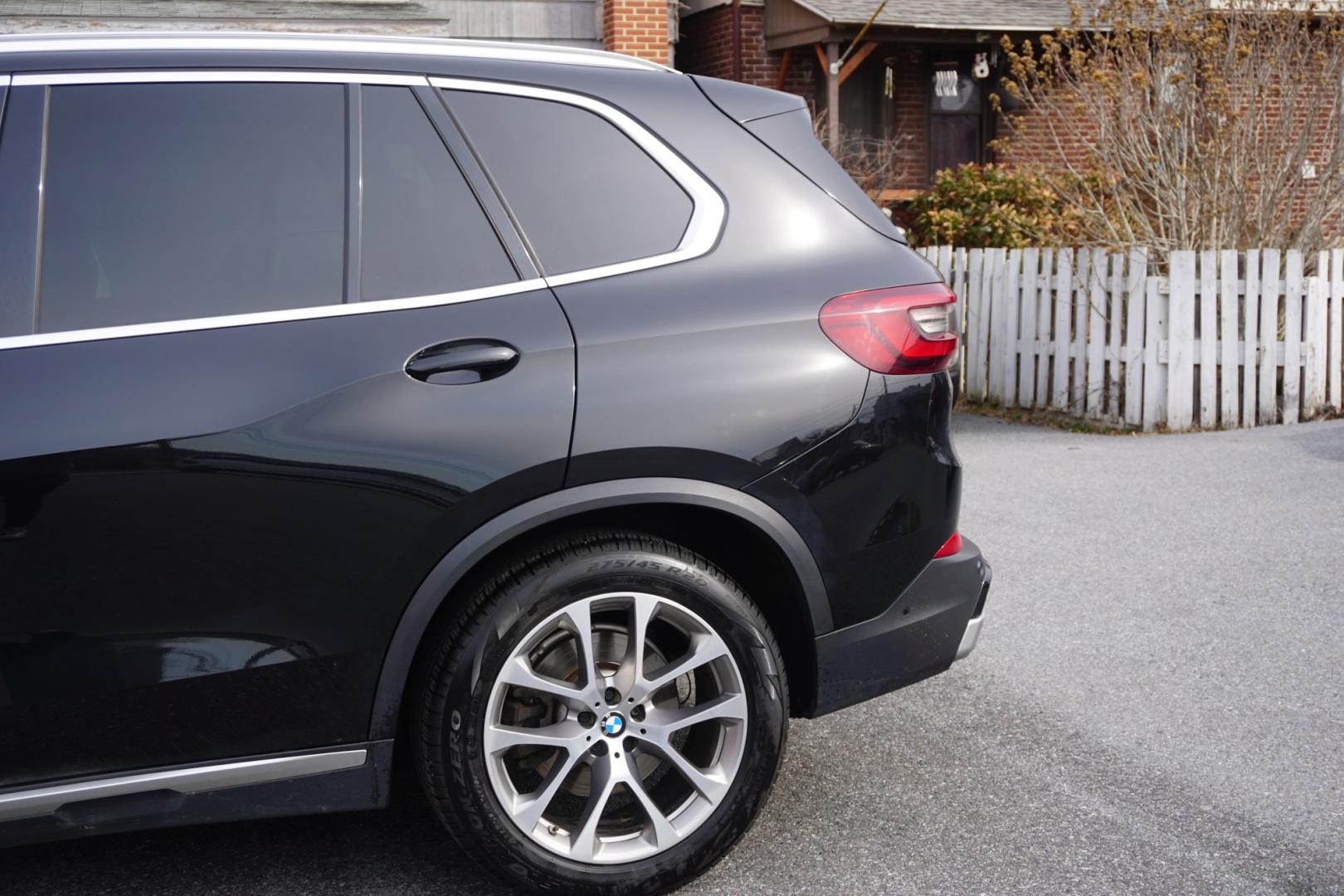 2022 Black Sapphire Metallic /Black BMW X5 XDRIVE 40I (5UXCR6C09N9) with an 3L I-6 gasoline direct injection engine, located at 312 Centre Ave, Schuylkill Haven, PA, 17972, (570) 593-5278, 40.638130, -76.177383 - Photo#6