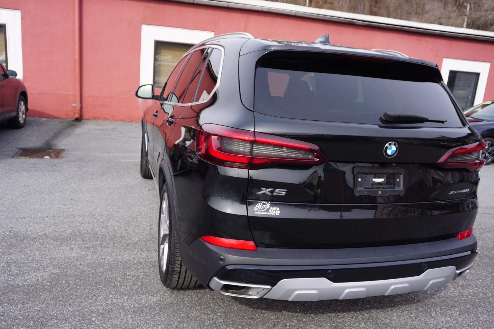 2022 Black Sapphire Metallic /Black BMW X5 XDRIVE 40I (5UXCR6C09N9) with an 3L I-6 gasoline direct injection engine, located at 312 Centre Ave, Schuylkill Haven, PA, 17972, (570) 593-5278, 40.638130, -76.177383 - Photo#8