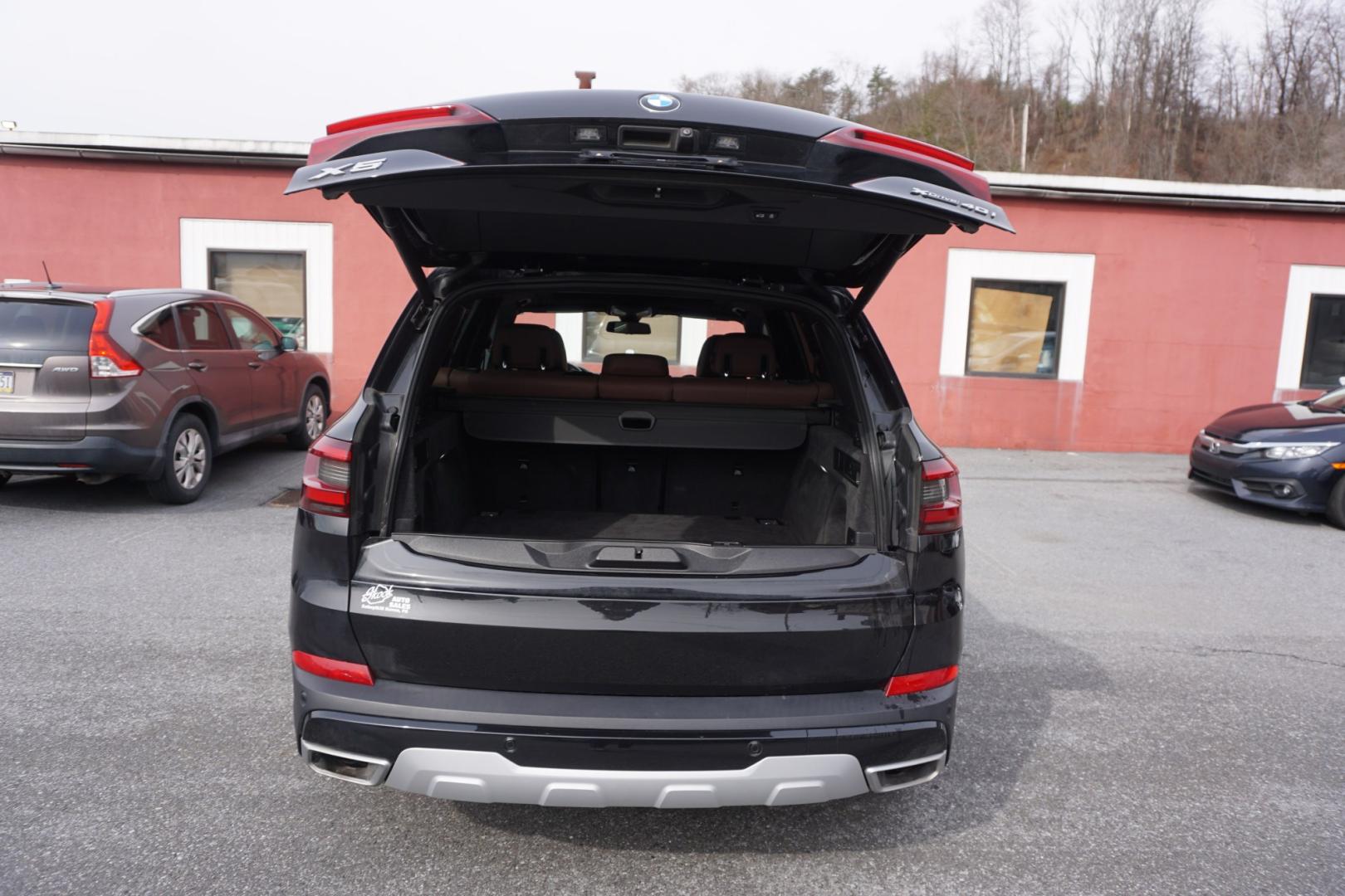 2022 Black Sapphire Metallic /Black BMW X5 XDRIVE 40I (5UXCR6C09N9) with an 3L I-6 gasoline direct injection engine, located at 312 Centre Ave, Schuylkill Haven, PA, 17972, (570) 593-5278, 40.638130, -76.177383 - Photo#10