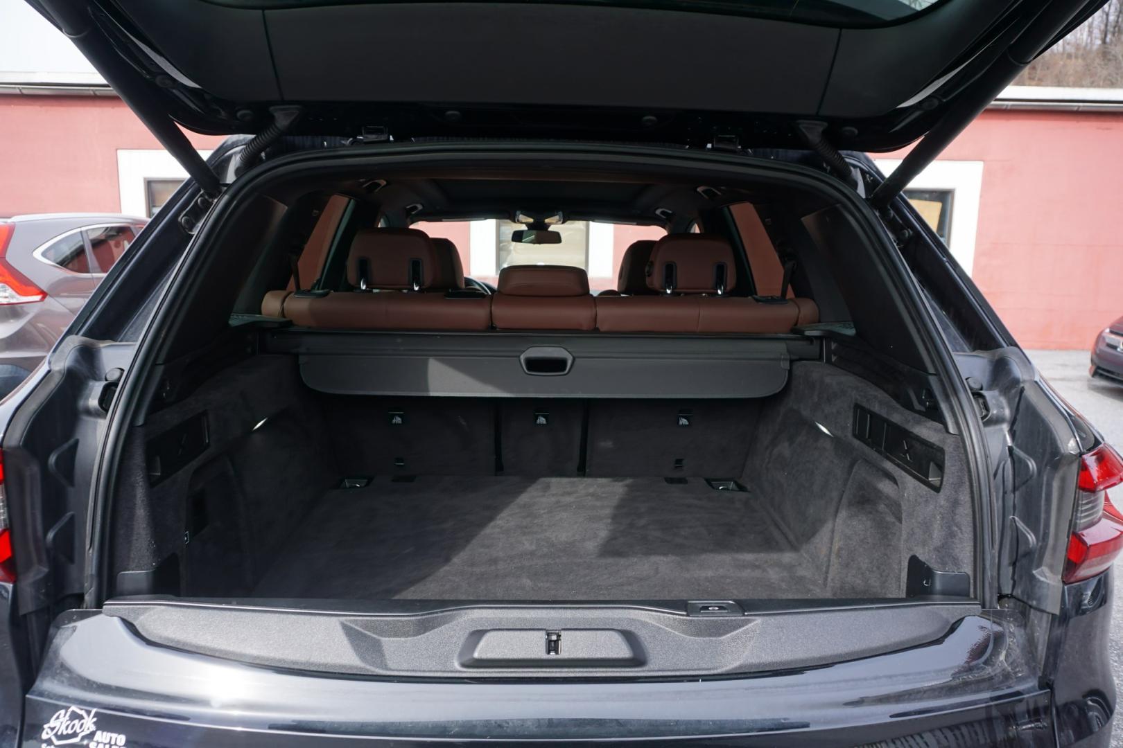 2022 Black Sapphire Metallic /Black BMW X5 XDRIVE 40I (5UXCR6C09N9) with an 3L I-6 gasoline direct injection engine, located at 312 Centre Ave, Schuylkill Haven, PA, 17972, (570) 593-5278, 40.638130, -76.177383 - Photo#11