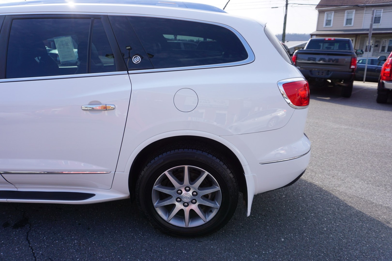 2017 White Frost Tricoat /Ebony w/Ebony Accents BUICK ENCLAVE LEATHER (5GAKVBKD2HJ) with an 3.6L V-6 gasoline direct injection engine, located at 312 Centre Ave, Schuylkill Haven, PA, 17972, (570) 593-5278, 40.638130, -76.177383 - Photo#5